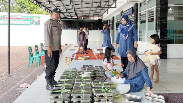 Bhabinkamtibmas Kelurahan Bantan Aiptu Rayendra P Damanik monitoring pendistribusian MBG di dua lokasi