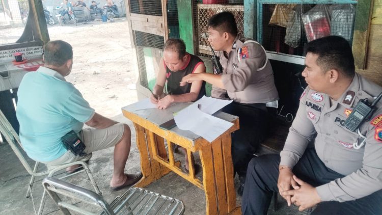 Personil Unit Gakkum saat lakukan mediasi kedua belah pihak