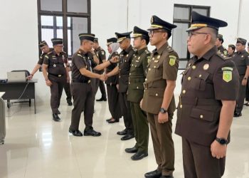 Kajari Pematangsiantar Erwin Purba SH saat berikan ucapan selamat kepada Kasubbag Bin dan 2 Kasi usai dilantik