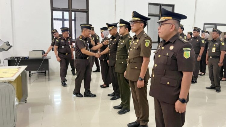 Kajari Pematangsiantar Erwin Purba SH saat berikan ucapan selamat kepada Kasubbag Bin dan 2 Kasi usai dilantik