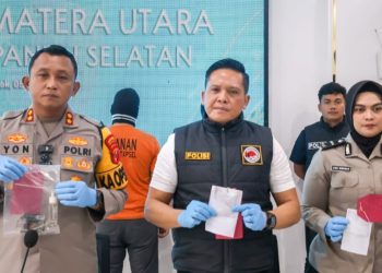 Kapolres Tapsel AKBP Yon Edi Winara saat paparan atas penangkapan bandar sabu dan oknum polisi. (Foto Ist)