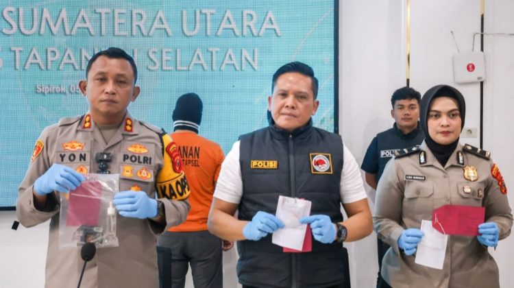 Kapolres Tapsel AKBP Yon Edi Winara saat paparan atas penangkapan bandar sabu dan oknum polisi. (Foto Ist)