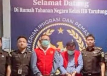 Kejari Taput resmi menahan BG mantan Kepala Dinas Perkim Taput dan rekanan WL sebagai tersangka dugaan korupsi proyek kegiatan penataan pengembangan LPJU. (Foto Ist)