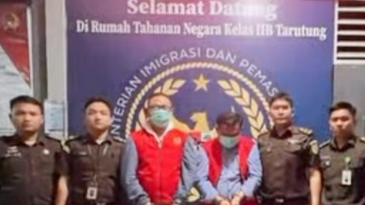 Kejari Taput resmi menahan BG mantan Kepala Dinas Perkim Taput dan rekanan WL sebagai tersangka dugaan korupsi proyek kegiatan penataan pengembangan LPJU. (Foto Ist)