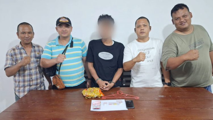 Bandar Narkoba DR alias Pantek dan barang bukti diapit Kanit Reskrim IPDA Gerry D. Simanjuntak SH.