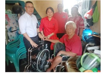 Anggota DPRD Medan dari Fraksi PDI Perjuangan, Dr. Dra. Lily, MBA., MH,
didampingi Dr. Robert Komaria serahkan bantuan kursi roda kepada Kim Kie alias Agu penyandang disabilitas. (Foto Ist)