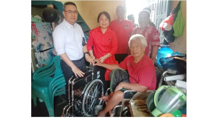Anggota DPRD Medan dari Fraksi PDI Perjuangan, Dr. Dra. Lily, MBA., MH,
didampingi Dr. Robert Komaria serahkan bantuan kursi roda kepada Kim Kie alias Agu penyandang disabilitas. (Foto Ist)