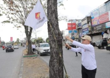 Ketua DPC Partai Gerindra, Ihwan Ritonga dan jajaran membersihkan bendera dan spanduk partai disejumlah titik di Kota Medan setelah HUT ke-18 Partai Gerindra. (Foto Ist)