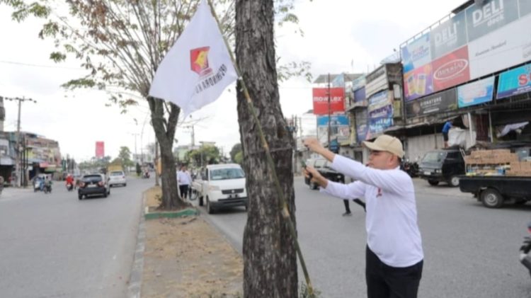 Ketua DPC Partai Gerindra, Ihwan Ritonga dan jajaran membersihkan bendera dan spanduk partai disejumlah titik di Kota Medan setelah HUT ke-18 Partai Gerindra. (Foto Ist)