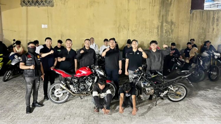Timsus Dayok Mirah Polres Pematangsianțar saat amankan dua orang dan 19 Sepedamotor Knalpot Brong