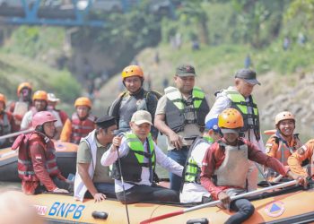 Jajaran pengurus Partai Gerindra Sumut dan Medan menyelusuri aliran Sungai Deli mengunakan perahu karet pembersihan aliran sungai dalam rangka HUT ke-18 Partai Gerindra. (Foto Ist)