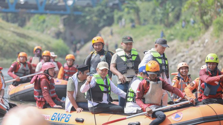 Jajaran pengurus Partai Gerindra Sumut dan Medan menyelusuri aliran Sungai Deli mengunakan perahu karet pembersihan aliran sungai dalam rangka HUT ke-18 Partai Gerindra. (Foto Ist)