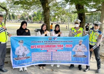 Kanit Regident Iptu Elon Sitinjak SH bersama personil Sosialisasi Ops Keselamatan Toba 2026 di Lapangan Haji Adam Malik