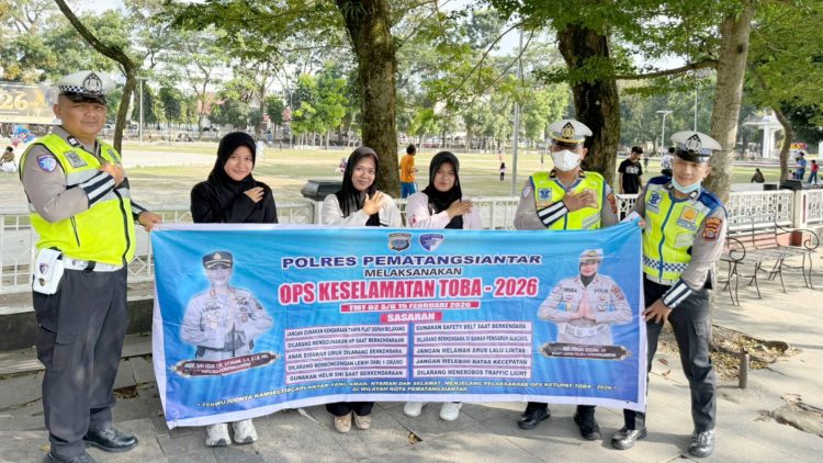 Kanit Regident Iptu Elon Sitinjak SH bersama personil Sosialisasi Ops Keselamatan Toba 2026 di Lapangan Haji Adam Malik