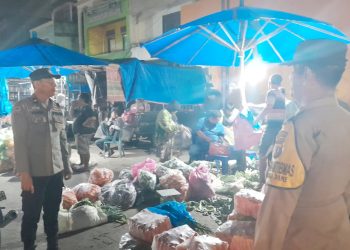 Kanit Intelkam IPDA M. Rudi Nasution SH bersama Bhabinkamtibmas AIPTU H. Simangungsong, AIPTU P. Simanjuntak dan AIPDA Yudi Patra laksanakan BLP di Pasar Dwikora