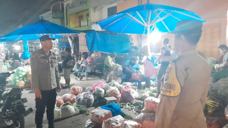 Kanit Intelkam IPDA M. Rudi Nasution SH bersama Bhabinkamtibmas AIPTU H. Simangungsong, AIPTU P. Simanjuntak dan AIPDA Yudi Patra laksanakan BLP di Pasar Dwikora