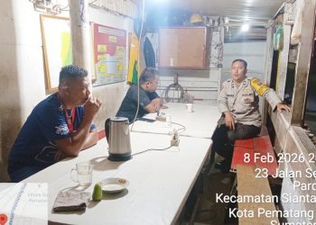piket Bhabinkamtibmas AIPTU Okto S dan AIPDA G. Sinaga melaksanakan kegiatan Saling di Poskamling Jalan Senangin