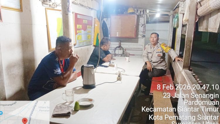 piket Bhabinkamtibmas AIPTU Okto S dan AIPDA G. Sinaga melaksanakan kegiatan Saling di Poskamling Jalan Senangin