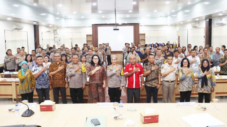 Kapolres Pematangsianțar AKBP Sah Udur T.M. Sitinjak SH. SIK. MH bersama Wakapolres Kompol Budiono Saputro hadiri Rapat Akhir Tahun (RAT) Buku Ke VI Tahun Konsumen Primkopol Resor Pematangsiantar