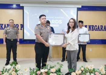 Kapolres Simalungun AKBP Marganda Aritonang, S.H., S.I.K., M.M diwakili Kasikeu Ipda Fery Darmansyah Siregar, S.H. M.H saat menerima piagam penghargaan