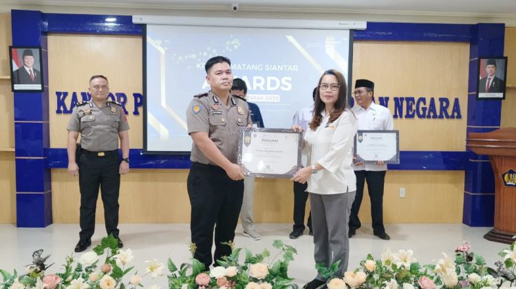 Kapolres Simalungun AKBP Marganda Aritonang, S.H., S.I.K., M.M diwakili Kasikeu Ipda Fery Darmansyah Siregar, S.H. M.H saat menerima piagam penghargaan