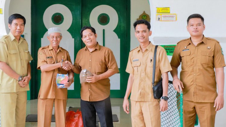 Kesra Setdako saat memberikan bantuan untuk perbekalan Ramadhan kepada 134 masjid dan 38 mushollah
