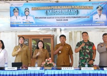 Wali Kota Pematangsiantar Wesly Silalahi SH MKn diwakili Staf Ahli Bidang Pemerintahan Dra Happy Oikumenis Daely membuka Musrenbang Kecamatan Siantar Sitalasari