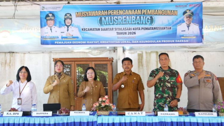 Wali Kota Pematangsiantar Wesly Silalahi SH MKn diwakili Staf Ahli Bidang Pemerintahan Dra Happy Oikumenis Daely membuka Musrenbang Kecamatan Siantar Sitalasari