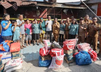 Ketua TP PKK Kota Pematangsiantar Ny Liswati Wesly Silalahi bersama jajaran Pemko Pematangsiantar menyerahkan bantuan kepada warga korban kebakaran rumah di Jalan Pattimura Gang DJ Tondang Kelurahan Tomuan Kecamatan Siantar Timur