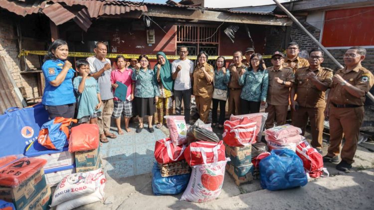 Ketua TP PKK Kota Pematangsiantar Ny Liswati Wesly Silalahi bersama jajaran Pemko Pematangsiantar menyerahkan bantuan kepada warga korban kebakaran rumah di Jalan Pattimura Gang DJ Tondang Kelurahan Tomuan Kecamatan Siantar Timur
