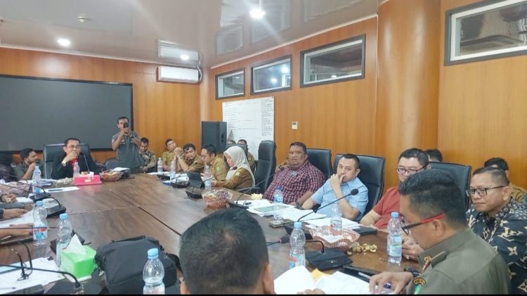 Komisi 4 DPRD Medan dipimpin Paul Mei Anton Simanjuntak gelar Rapat Dengar Pendapat (RDP) menindaklanjuti aduan PT Sumo Advertising terkait dugaan tindakan sewenang-wenang dalam pembongkaran billboard oleh Satpol PP Kota Medan. (Foto Ist)
