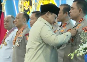 Presiden Prabowo Subianto anugerahkan tanda kehormatan Satyalancana Wira Karya kepada Kapolda Sumut Irjen Pol Whisnu Hermawan Febrianto. (Foto Ist