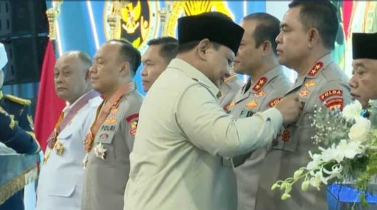 Presiden Prabowo Subianto anugerahkan tanda kehormatan Satyalancana Wira Karya kepada Kapolda Sumut Irjen Pol Whisnu Hermawan Febrianto. (Foto Ist