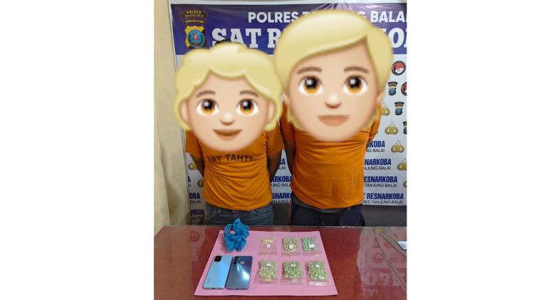Kedua tersangka dan barang bukti