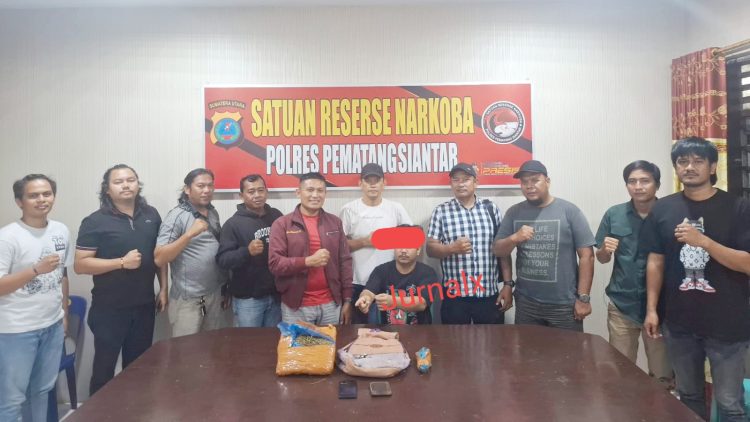 Tersangka DS dan barang bukti diapit KBO Sat Narkoba IPTU Apri Damanik SH. MH bersama Kanit 1 IPDA Warman Siallagan, Tim Opsnal dan Tim Intel Kodim 022/PT di ruangan Sat Resnarkoba Polres Pematangsiantar