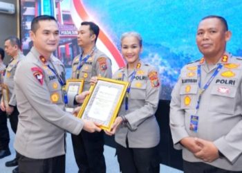 Kapolres Pematangsianțar AKBP Sah Udur T.M. Sitinjak SH. SIK. MH saat menerima penghargaan dari Wakapolda Sumut Brigjen Sonny Irawan