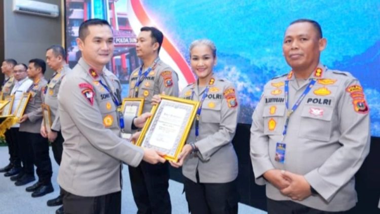 Kapolres Pematangsianțar AKBP Sah Udur T.M. Sitinjak SH. SIK. MH saat menerima penghargaan dari Wakapolda Sumut Brigjen Sonny Irawan