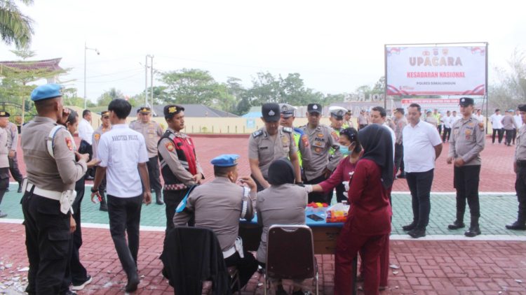Tim Bid. Propam Polda Sumut saat test urine personil Polres Simalungun