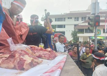 Demo desakan mencabut SE 500.7.1/1540 di Balaikota, pedagang membawa lapak dan daging babi. (Foto Romulo Sinaga/ jurnalx.co.id)