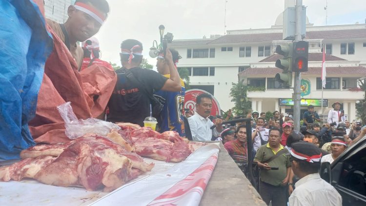 Demo desakan mencabut SE 500.7.1/1540 di Balaikota, pedagang membawa lapak dan daging babi. (Foto Romulo Sinaga/ jurnalx.co.id)