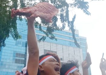 Aksi demostrasi pedagang babi, dan berbagai elemen masyarakat yang menolak SE Nomor 500-7.1/1540 yang dikeluarkan Wali Kota Medan, Rico Waas.Aksi ini dpimpin Boydo HK Panjaitan Ketua GAMKI Medan. (Foto Romulo Sinaga / jurnalx.co.id)