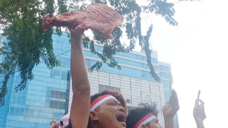 Aksi demostrasi pedagang babi, dan berbagai elemen masyarakat yang menolak SE Nomor 500-7.1/1540 yang dikeluarkan Wali Kota Medan, Rico Waas.Aksi ini dpimpin Boydo HK Panjaitan Ketua GAMKI Medan. (Foto Romulo Sinaga / jurnalx.co.id)