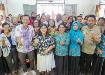 Ketua TP PKK Kota Pematangsiantar Ny Liswati Wesly Silalahi membuka Sosialisasi dan Pelatihan IVA Test di Aula Kantor Camat Siantar Selatan