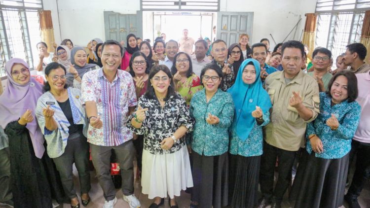 Ketua TP PKK Kota Pematangsiantar Ny Liswati Wesly Silalahi membuka Sosialisasi dan Pelatihan IVA Test di Aula Kantor Camat Siantar Selatan