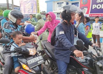 Bhayangkari Cabang Simalungun Bersama Istri Forkopimda Bagikan Ratusan Takjil kepada Pengendara di Jalan Asahan