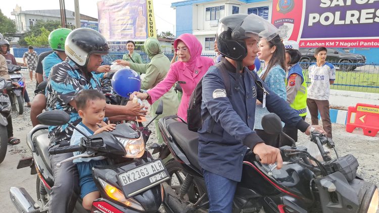 Bhayangkari Cabang Simalungun Bersama Istri Forkopimda Bagikan Ratusan Takjil kepada Pengendara di Jalan Asahan