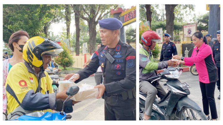 Danki 2 Batalyon B Sat Brimob AKP Laurensius Siahaan SH dan Ketua Anak Ranting Bhayangkari Ny. Eni Laurensius Siahaan saat berbagai Takjil kepada masyarakat