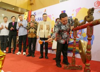 Wali Kota Wesly didampingi Ketua TP PKK Kota Pematangsiantar Ny Liswati Wesly Silalahi pukul gong membuka KK Fair 2026, di Lantai 1 Suzuya Merdeka Mall