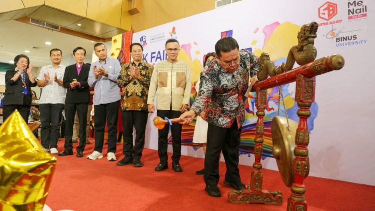 Wali Kota Wesly didampingi Ketua TP PKK Kota Pematangsiantar Ny Liswati Wesly Silalahi pukul gong membuka KK Fair 2026, di Lantai 1 Suzuya Merdeka Mall