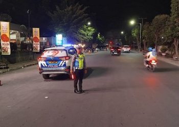 Aiptu BM Pakpahan SH dan Aipda Carlon Sijabat melaksanakan kegiatan Blue Light Patrol (BLP)